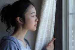 Thấy mẹ xếp đồ vào vali, con trai tôi khóc lóc ôm mẹ rồi hỏi một câu khiến tôi lặng người