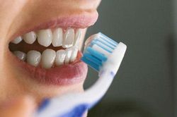 Đánh răng trước hay sau khi ăn sáng mới đúng?