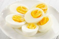 Muốn trứng luộc thơm ngon, dễ bóc lại tăng gấp đôi dinh dưỡng hãy thêm 2 nguyên liệu này vào