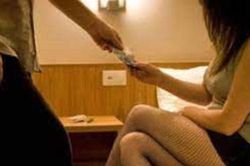 Chồng đưa vợ mỗi tháng 30 triệu nhưng lại có 'sở thích bệnh hoạn', sau mỗi chuyến công tác của anh ta cô lại 1 lần đau đớn, dằn vặt