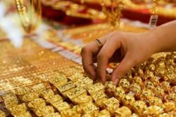 Giá vàng lại giảm mạnh, nhà đầu tư nghe ngóng