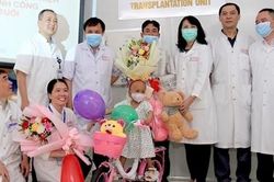 Cháu bé 3 tuổi bị ung thư võng mạc di căn được cứu sống thần kỳ