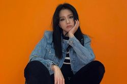 Rất chăm diện quần jeans nhưng trông không hề nhàm chán, đâu là bí quyết của Jisoo?