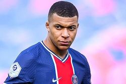 Trọng tài cười sau tình huống bắt việt vị với Mbappe