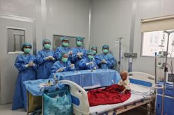 Lần đầu ghép tế bào gốc cứu sống bệnh nhi u nguyên bào võng mạc