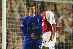 Solskjaer từng khiến Campbell bị đuổi vì pha bóng tương tự Son Heung-min
