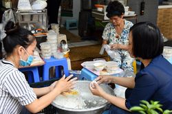 Nhộn nhịp xếp hàng mua bánh trôi, bánh chay cúng Tết Hàn thực