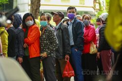 Người dân Hà Nội xếp hàng từ sáng sớm để mua bánh trôi, bánh chay trong ngày Tết Hàn Thực