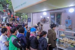 Người dân Hà thành xếp hàng mua bánh trôi, bánh chay từ tinh mơ
