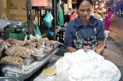 Chị em thi nhau làm bánh trôi bánh chay, sạp chợ ngày bán 2 tạ bột