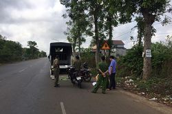 Lái xe máy tông vào gốc cây ven đường, 2 thiếu niên tử vong