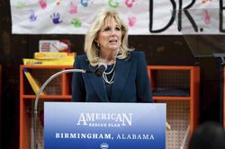 Đệ nhất phu nhân Jill Biden trải qua ca can thiệp y tế
