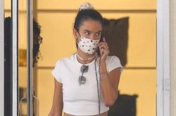 Alessandra Ambrosio diện croptop khoe eo thon đi mua sắm ở Los Angeles