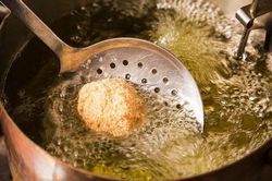 Mẹo nhỏ giúp hạn chế dầu mỡ bắn ra ngoài khi nấu ăn
