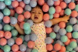 Biểu cảm 'lật mặt' của bé Suchin nhà Cường Đô La khi chơi trong nhà bóng, fan nhìn vào chỉ biết phì cười