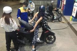 Gái xinh ngồi ì trên xe để đổ xăng, hành động kém duyên nhận cả 'rổ gạch đá' từ dân mạng