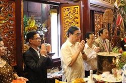 Đoàn kiều bào về dâng hương tưởng niệm các Vua Hùng
