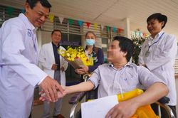 Bệnh nhân 11 năm gắn với giường bệnh chính thức ra viện