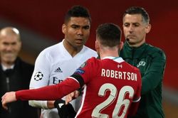 Zidane cười khi học trò xô xát với đối thủ