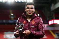 Casemiro hay nhất trận Real loại Liverpool