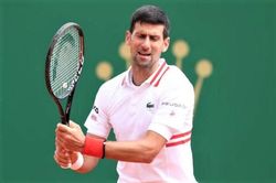 Djokovic thua trận đầu tiên trong năm 2021