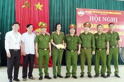 Khen thưởng Tổ thu nhận hồ sơ cấp Căn cước công dân đạt kết quả cao