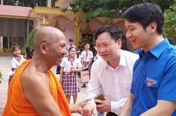 Bí thư Trung ương Đoàn chúc Tết đồng bào Khmer tại Trà Vinh