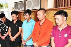 Bắt quả tang 5 đối tượng đánh bạc tại lán bảo vệ công trường