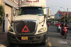 Nữ sinh viên ở Sài Gòn bò ra từ gầm xe container sau va chạm giao thông