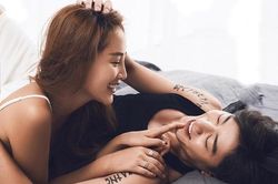 Vì sao nên làm 'chuyện ấy' ngày đèn đỏ?