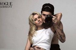 Brooklyn Beckham và bạn gái tạo dáng thân mật trên tạp chí Vogue Đức