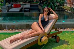 Hoa hậu Phương Khánh khoe đường cong nữ thần trong bộ đồ bơi khoét hông cao