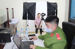 Công an Vân Hồ tăng ca đêm làm căn cước công dân