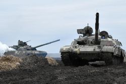 Căng thẳng leo thang, Nga và Ukraine đua nhau tập trận