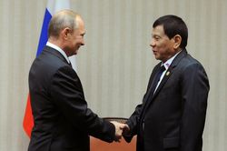 Căng thẳng với Trung Quốc, ông Duterte hội đàm cùng ông Putin