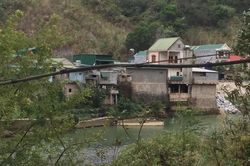 Nhà dân, trường học chênh vênh bên bờ Nậm Mộ