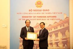 Nguyên Bộ trưởng, Chủ nhiệm VPCP Mai Tiến Dũng nhận kỷ niệm chương 'Vì sự nghiệp ngoại giao'
