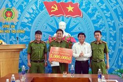 Khen thưởng đột xuất Công an phường Hòa Thọ Đông