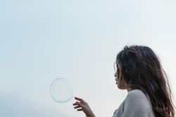 Nếu anh ấy không yêu bạn, mọi nỗi đau đều là giả tạo