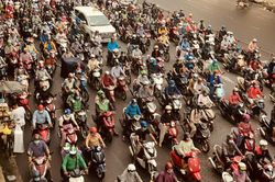 Mưa lớn đầu mùa gây ngập nước, kẹt xe, cây ngã... nhiều nơi ở Nam bộ