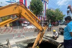 Đường ống nước bị vỡ tạo 'hố tử thần' ở TPHCM