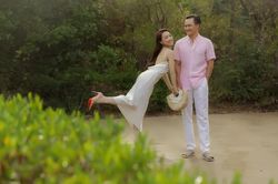 Khoảnh khắc diễn viên Chi Bảo tình tứ bên vợ kém 16 tuổi