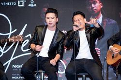 Nhạc sĩ Đức Cường: 'Khi đóng tình cảm trong MV, bạn gái cúi gằm mặt nói chuyện vì lúc đó tôi... quỳ'