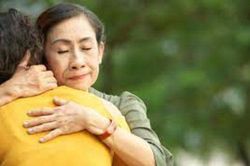 Hai anh không chịu nuôi mẹ, tôi cãi lời nhà chồng ra ngoài thuê phòng trọ để đón mẹ về ở cùng, nào ngờ lại được mẹ cho 3 tỷ