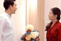 Về nhà mẹ đẻ lo đám cưới cho em trai, khi trở về, nhìn bức ảnh cưới bị chồng chặt đôi mà tôi uất hận vô cùng