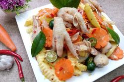 Món chân gà nộm tỏi ớt thơm ngon đậm đà chua chua ngọt ngọt, ai cũng khen nức nở