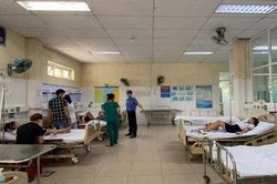 Mua đồ chơi lạ trước cổng trường, 32 học sinh Tiểu học nhập viện cấp cứu