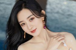 'Gái một con trông mòn con mắt': Triệu Lệ Dĩnh khiến fan ngất ngây vì quá xinh đẹp tại sự kiện