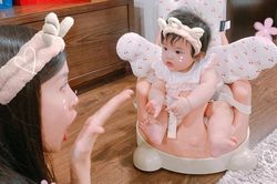 Đông Nhi làm trò mua vui cho con gái, biểu cảm phũ phàng của bé Winnie khiến 'mẹ bỉm' sững sờ