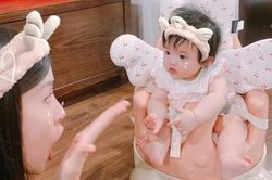 Vừa 'hổ báo' hôm trước, hôm sau bé Winnie - con gái Đông Nhi đã trở thành 'thánh meme'